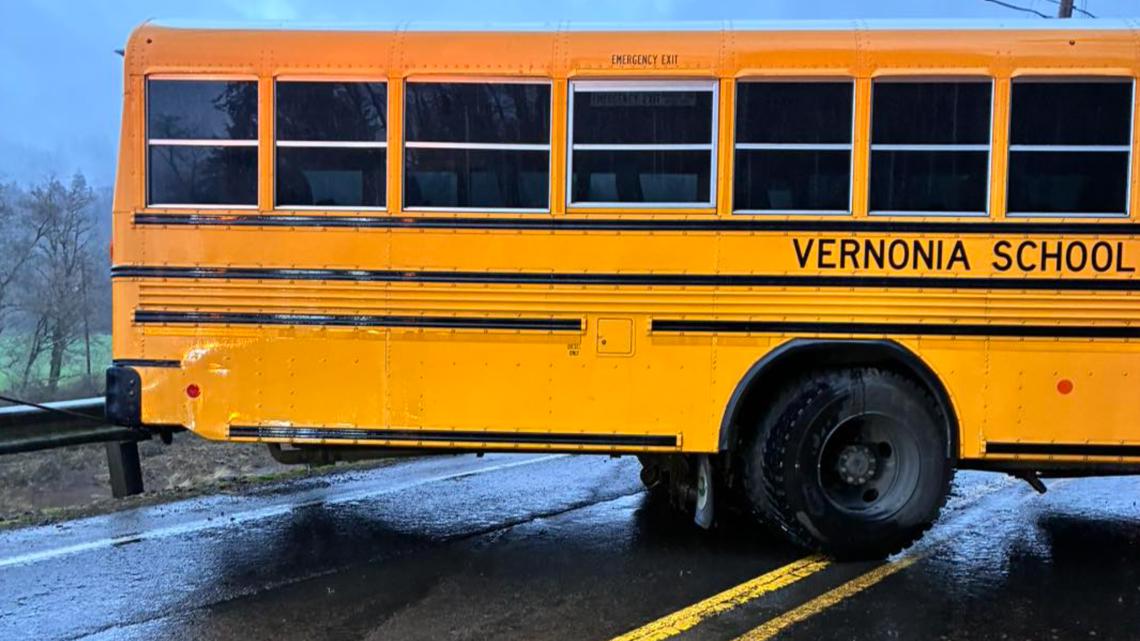 Bus carrying Vernonia basketball players involved in crash near Tillamook; 1 student hospitalized