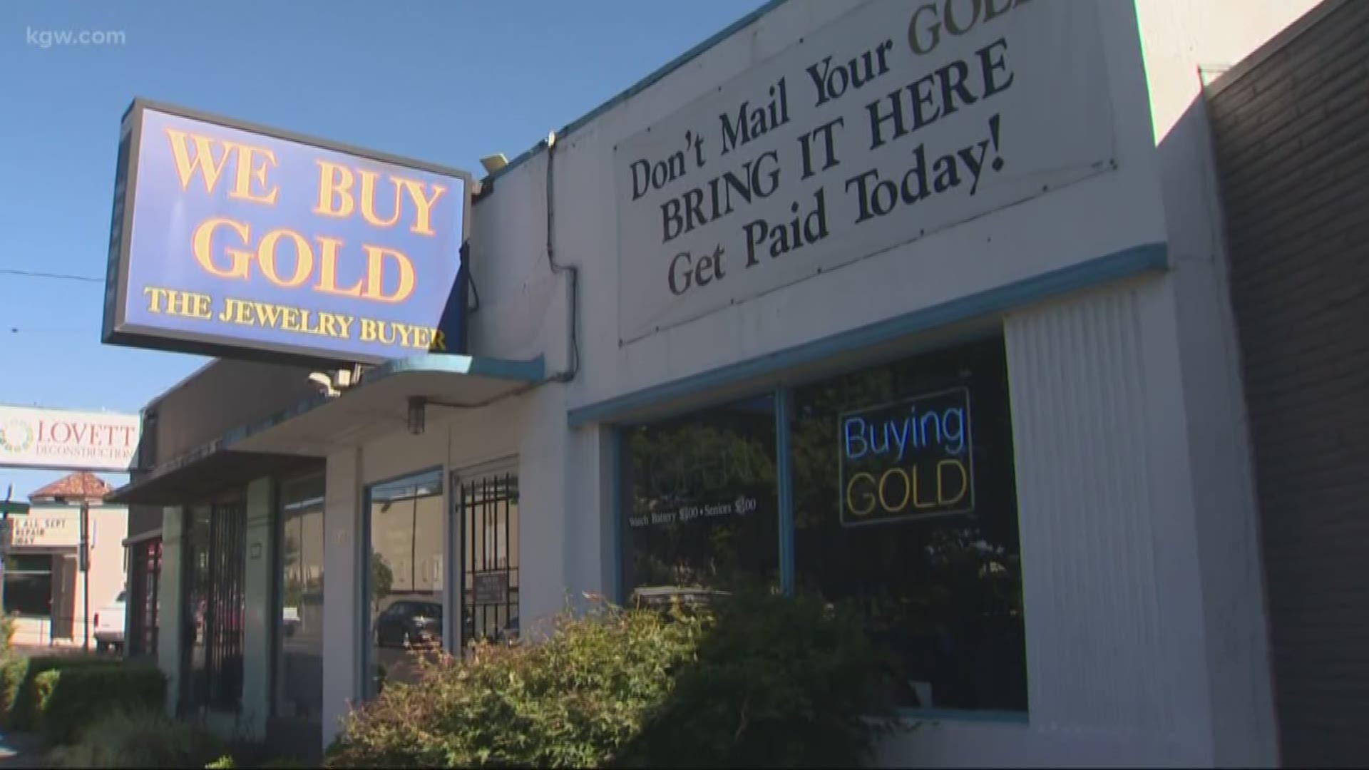 An armed man robbed a Portland jewelry store and hit an employee with a hammer, police say.
