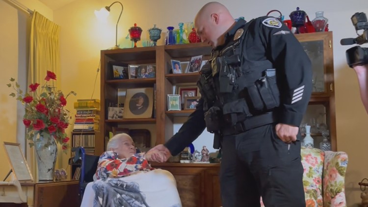 99-year-old World War II vet reunites with police officers who helped her after crash