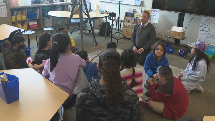 KGW meteorologist Rod Hill talks weather with second grade students