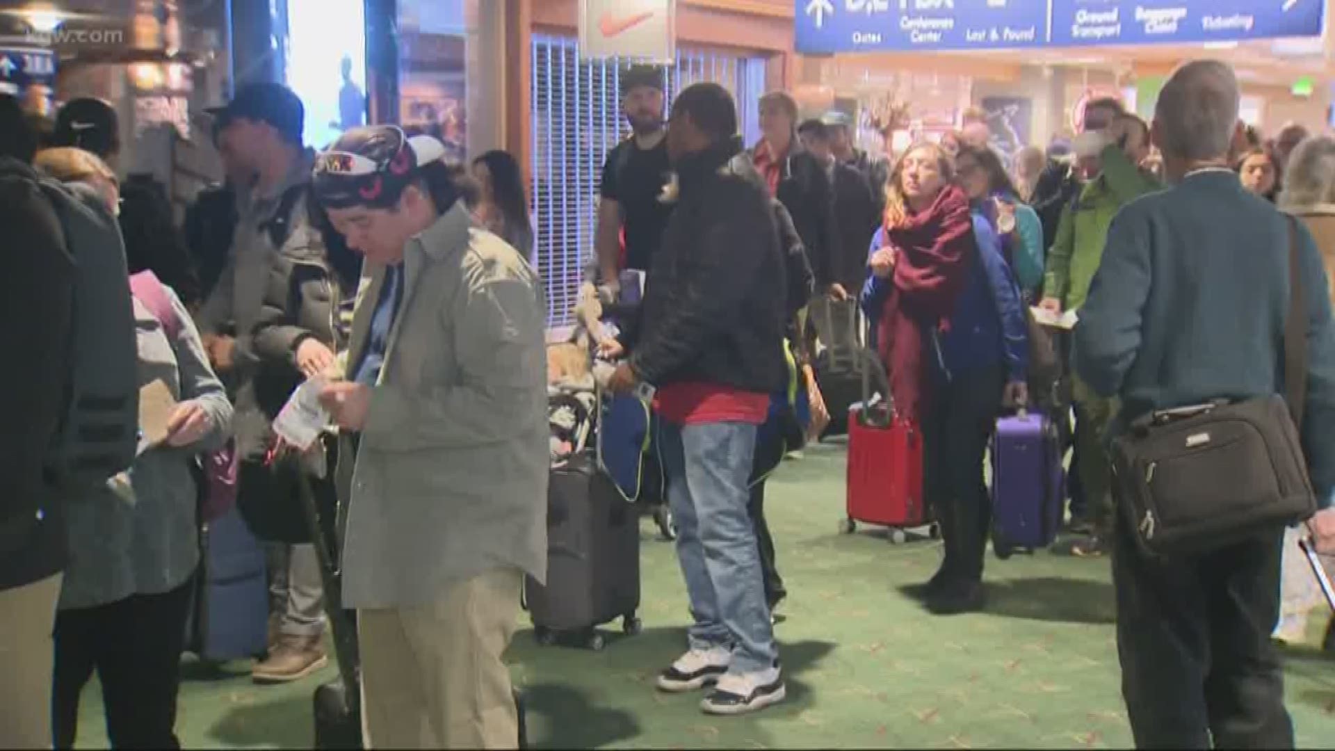 Travelers make final push to reach Thanksgiving destinations