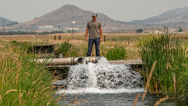Oregon officials defy order to halt farmer water deliveries