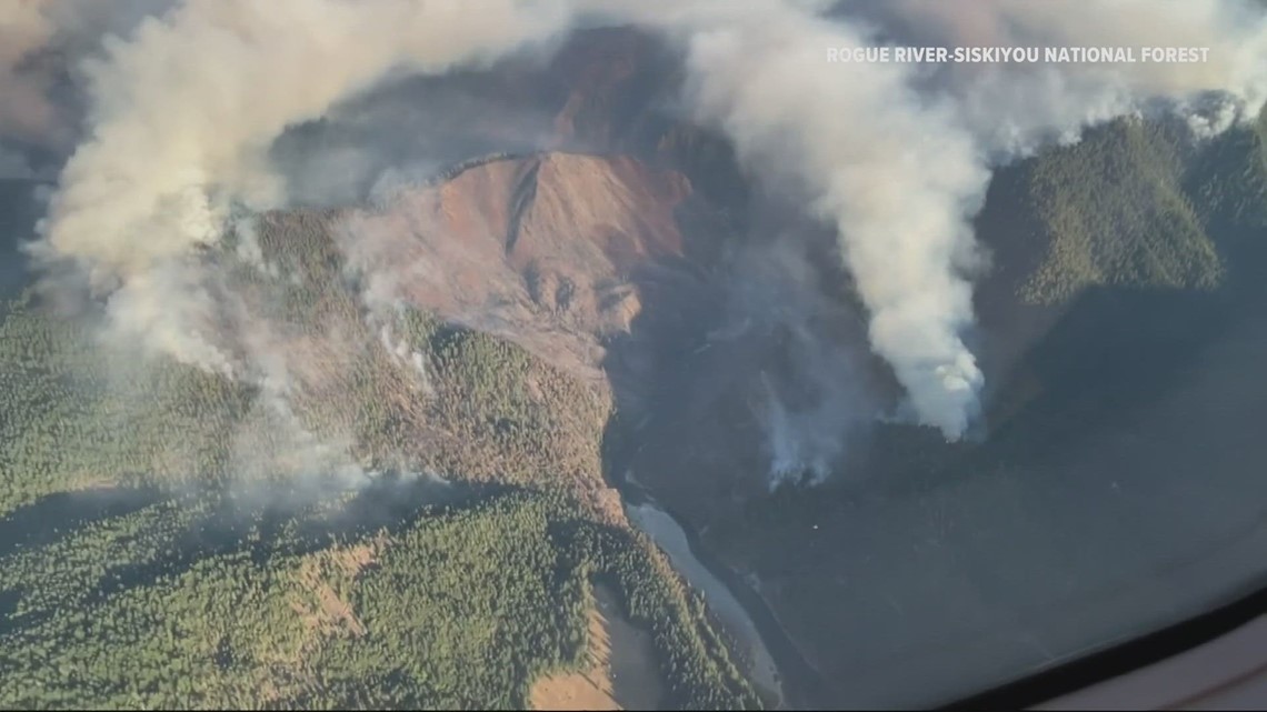 Flat Fire doubles in size to more than 15,000 acres in Southern Oregon