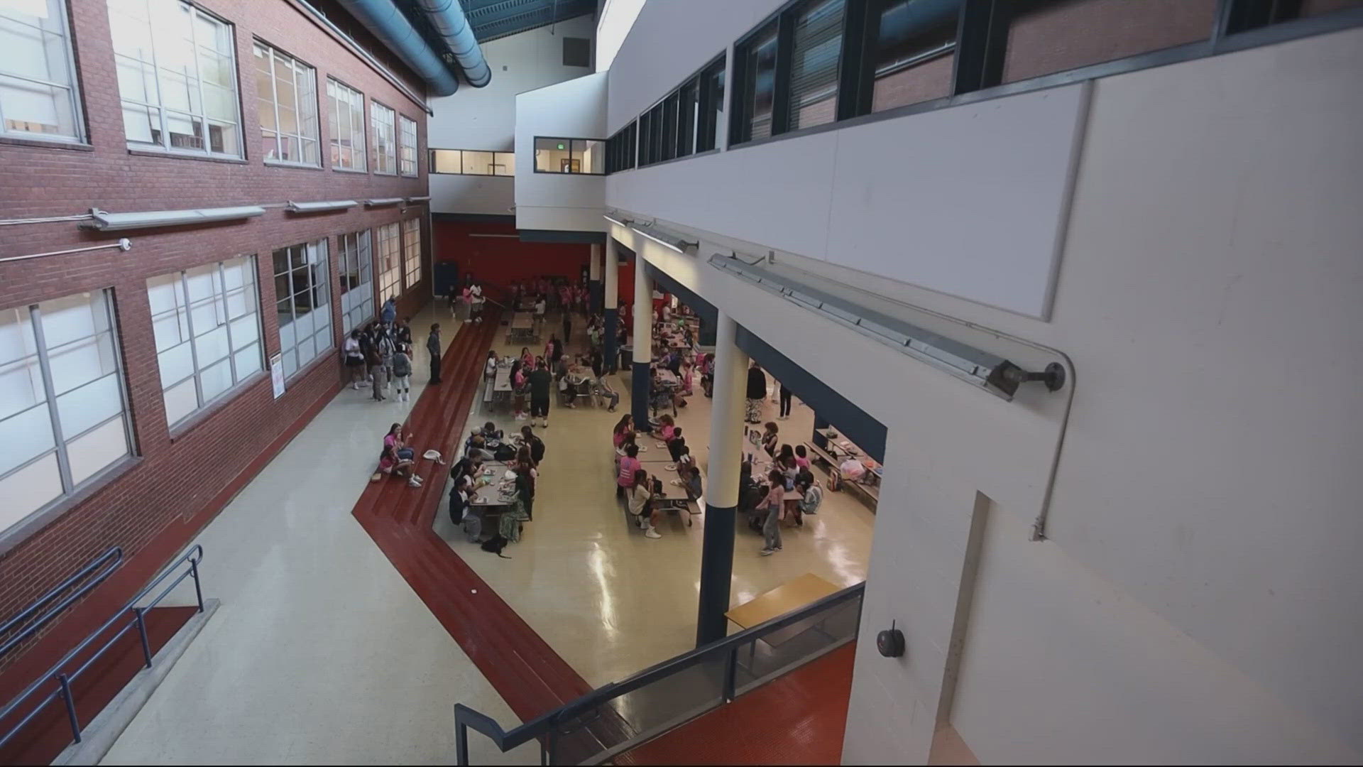 Lawmakers tout positive results from Oregon's phone ban in schools ...