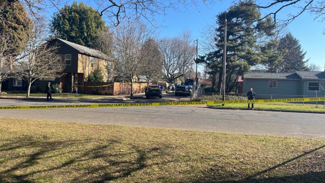 Police respond to suspect barricaded in North Portland home | kgw.com