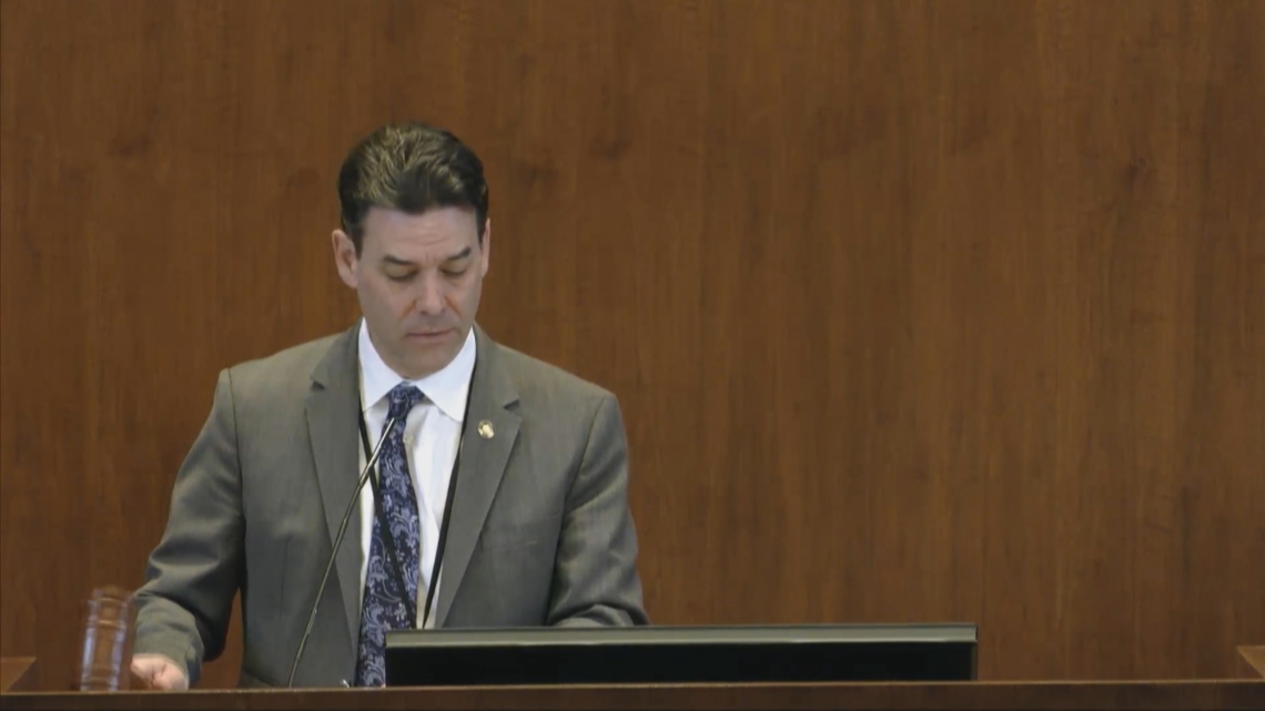 Facing a dire budget year, Oregon lawmakers draw battle lines as legislative session begins