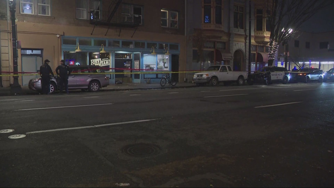 2 people hospitalized after fight, stabbing in Southeast Portland | kgw.com