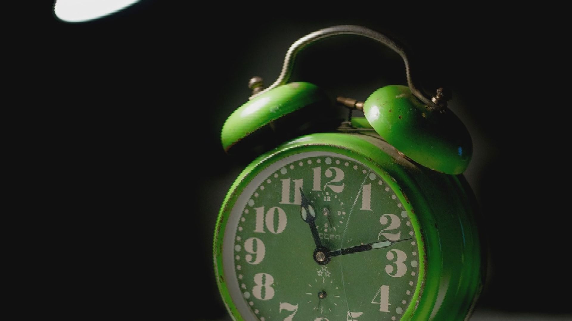 As Oregon gets ready to fall back from Daylight Saving Time this Sunday, new research out of the University of Oregon suggests "falling back" is easier for workers.