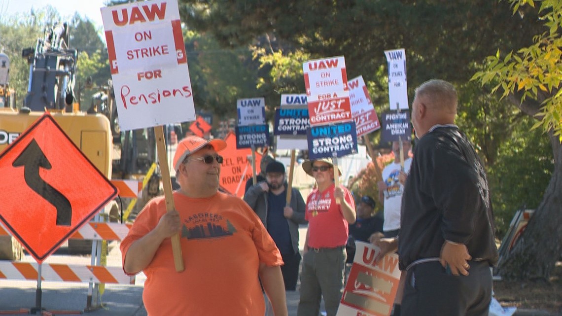 Beaverton auto workers join the picket line as strike expands - Vimarsana News