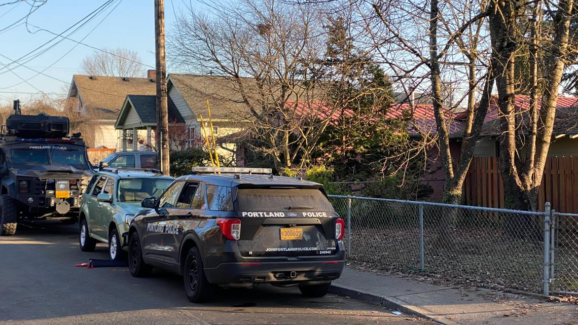 Police respond to suspect barricaded in North Portland home | kgw.com