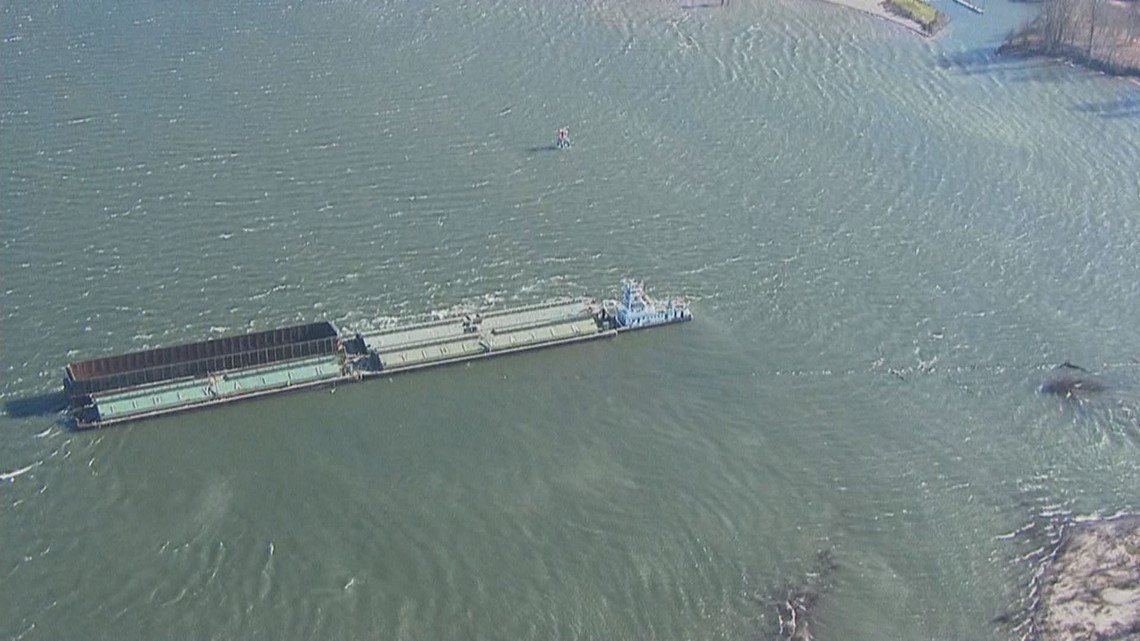 Barge, smaller boat stuck in Columbia River - Vimarsana News