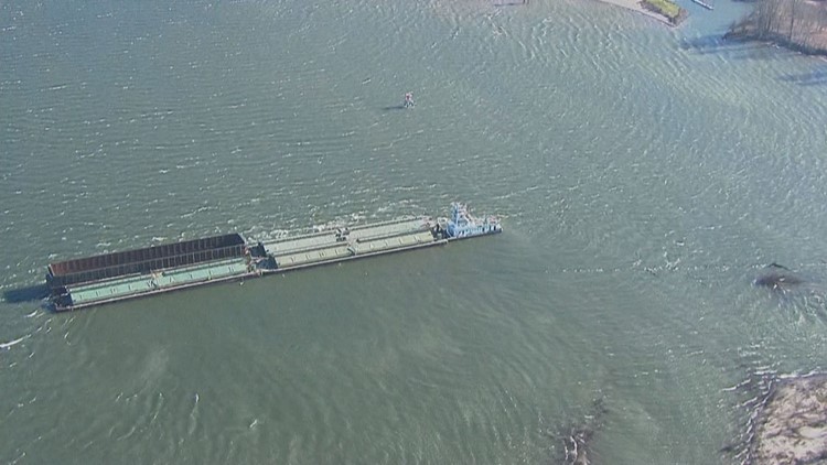 Tidewater grain barge stuck in Columbia River