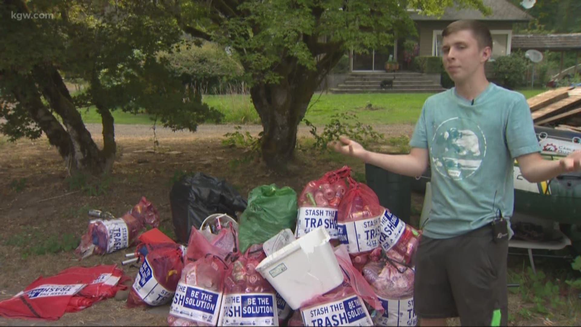 Man clears up garbage from Clackamas River