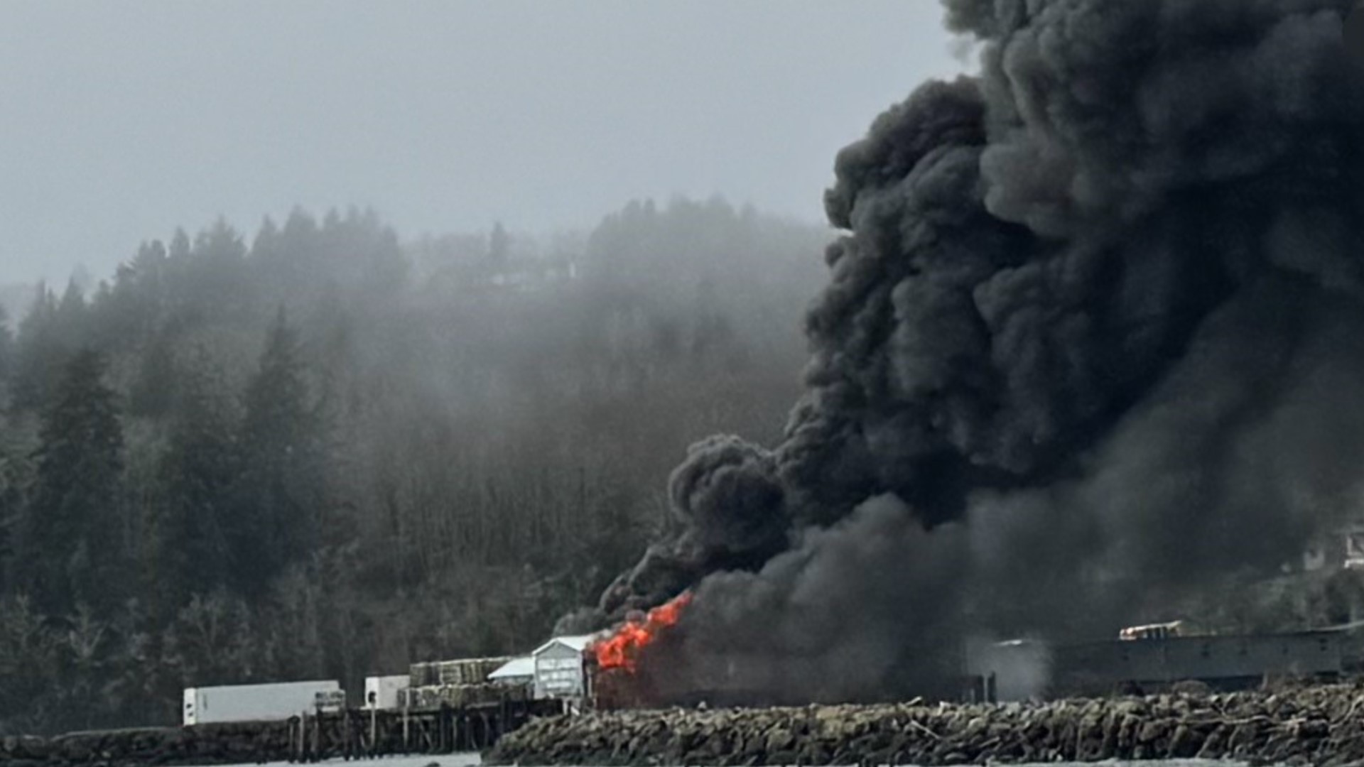 Ilwaco seafood processing facility catches fire | Raw video - KGW.com