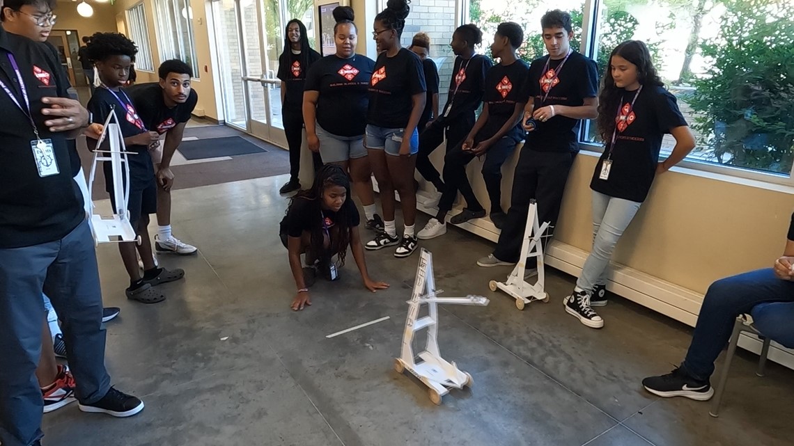 Portland program introduces students of color to STEM activities - Vimarsana News