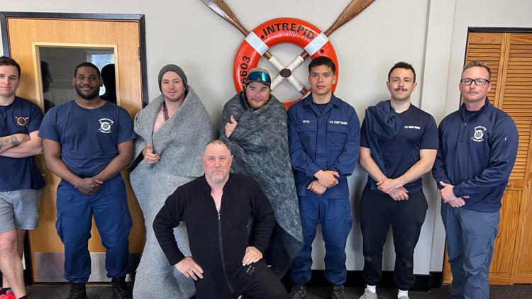 Boat sinks off Oregon coast, 3 people rescued from ocean by Coast Guard