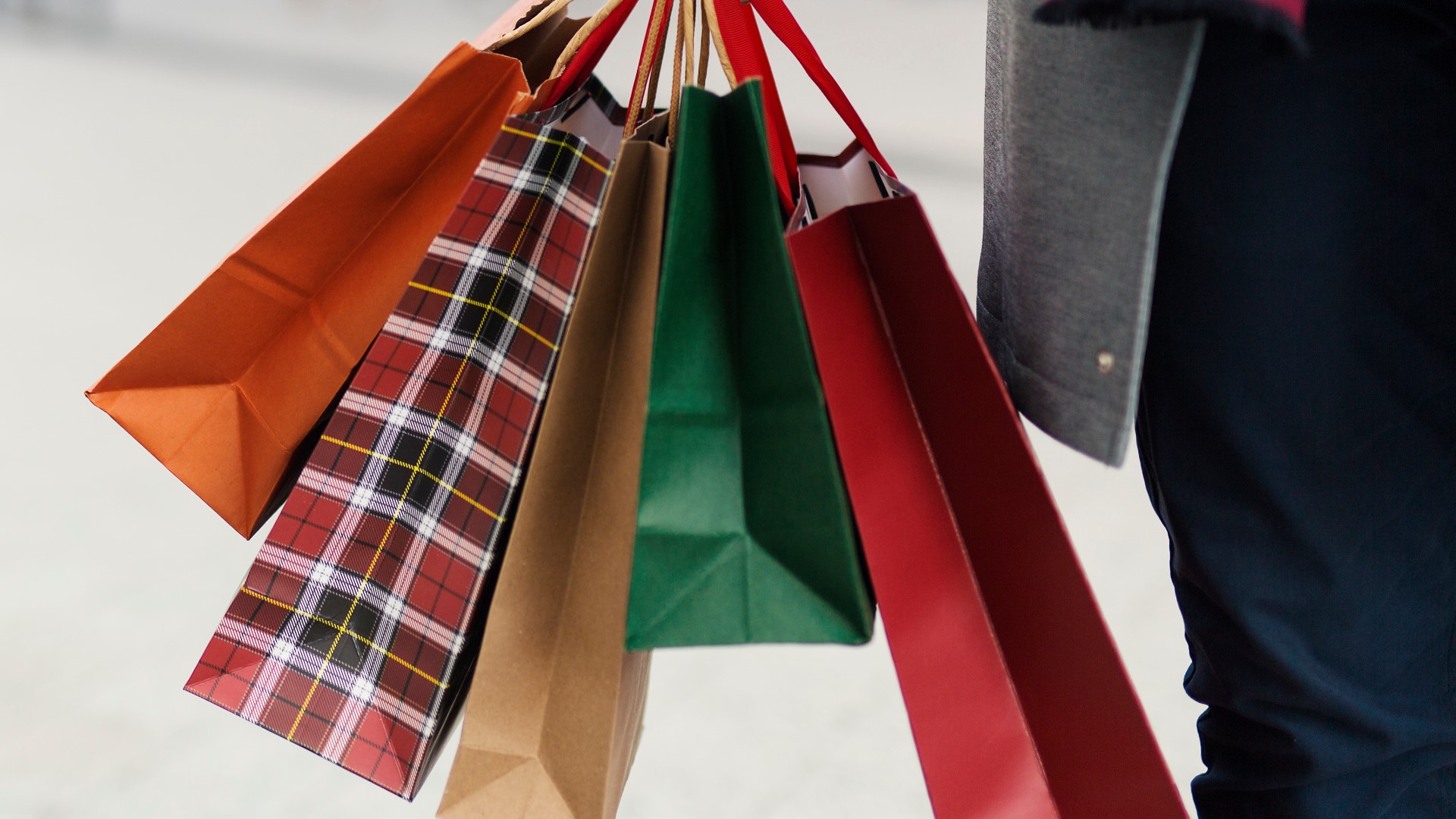 It's possible to do the shopping for the holidays without breaking the bank. Here are some helpful tips for holiday shoppers!