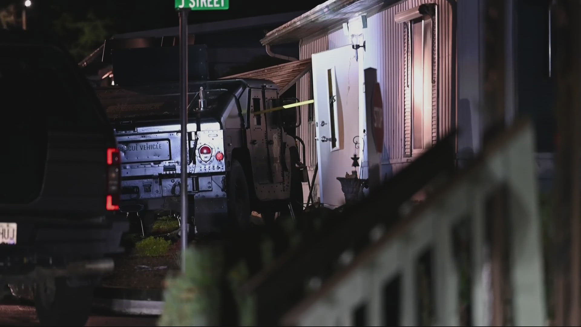 Man hospitalized for burns after barricading himself inside Tigard home ...