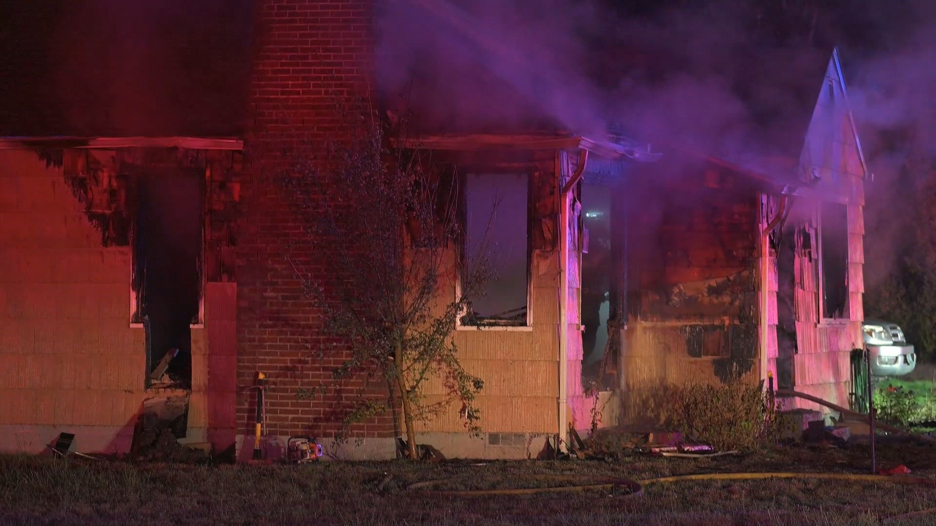 House fire in Oregon City kills one person