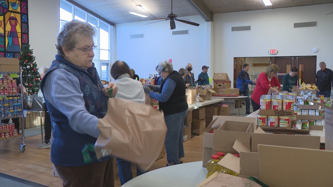 Volunteers pack food bags for Beaverton High School students - Vimarsana News