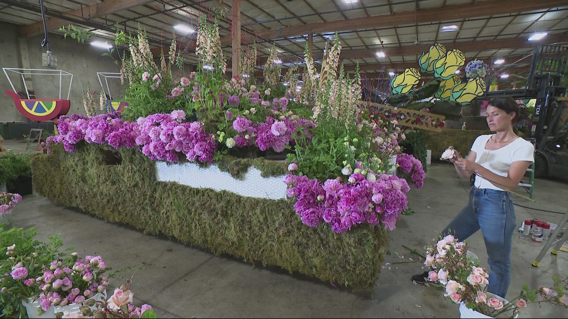 It's the city's first float in three decades, covered in 5,000 blooms and blossoms.