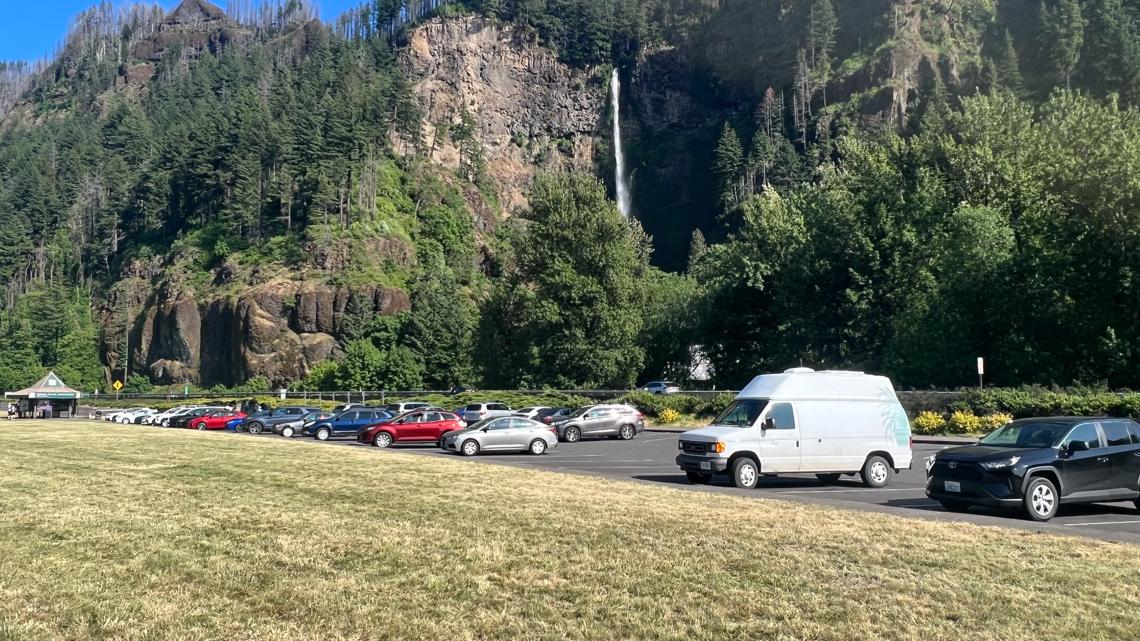 Parking challenges at Multnomah Falls in Oregon - Vimarsana News