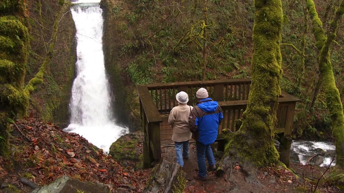 Oregon's many waterfalls offer a world of wintertime romance