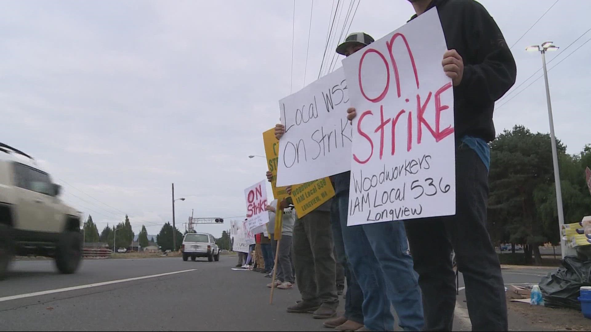 Weyerhaeuser employees in Oregon and Washington have been working at a new bargaining agreement because of low wage increase and healthcare premiums.