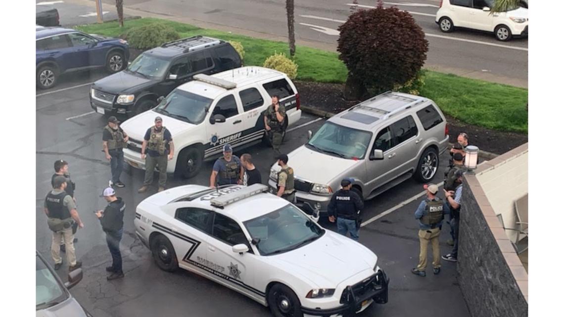 Visitors watch dramatic US Marshals raid on Oregon City hotel - Vimarsana News