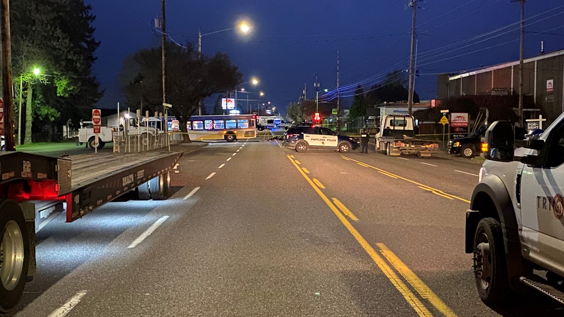 Motorcycle rider dead after crash with TriMet bus in Portland | kgw.com