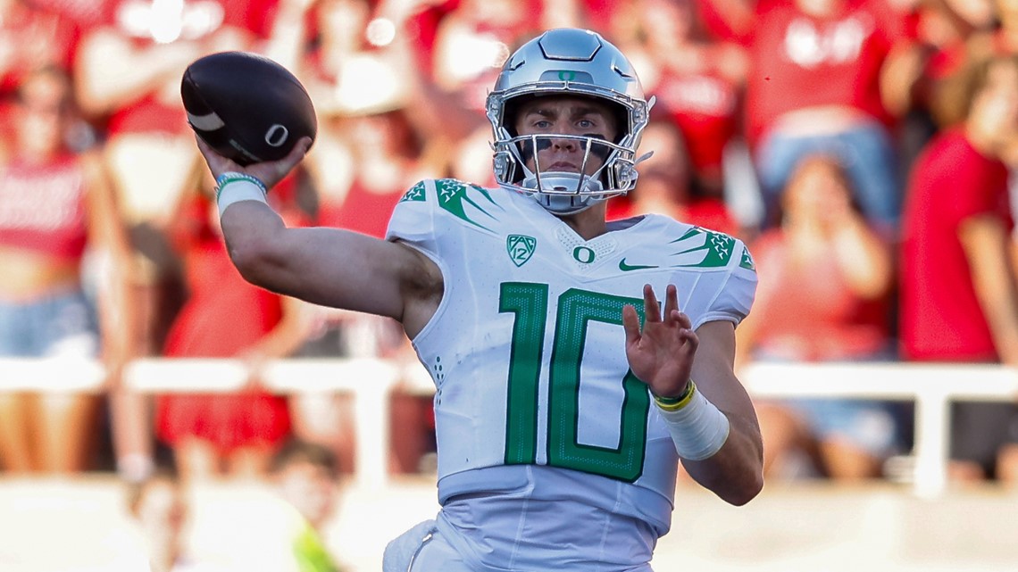 Bo Nix injury status: Oregon starting quarterback goes down in 4th quarter  vs. Washington [VIDEO] - DraftKings Network