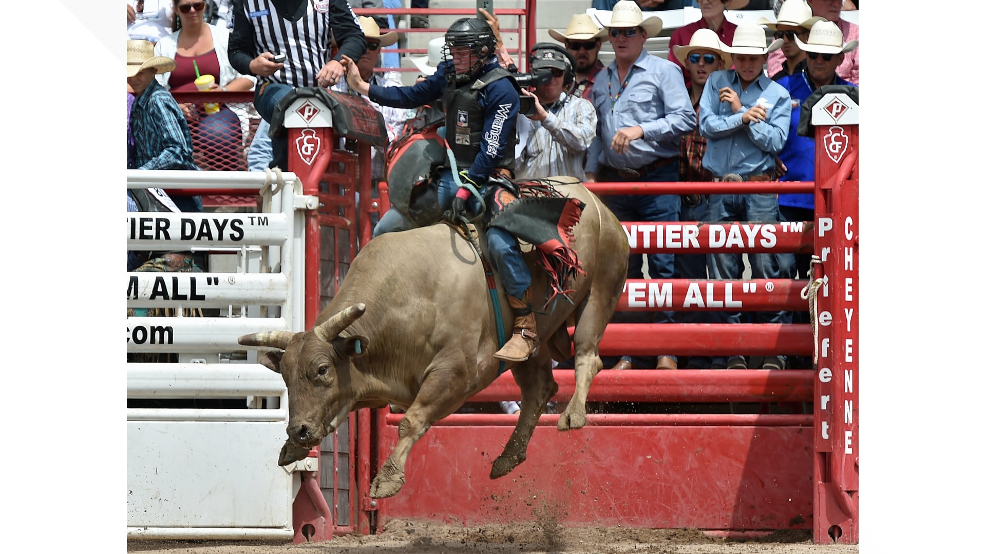 Bull rider killed in E. Oregon crash near Pendleton RoundUp