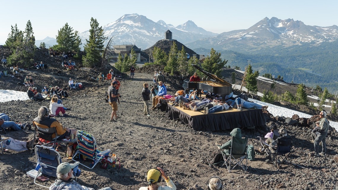 Pianist plays on the slopes of Mount Bachelor - Vimarsana News