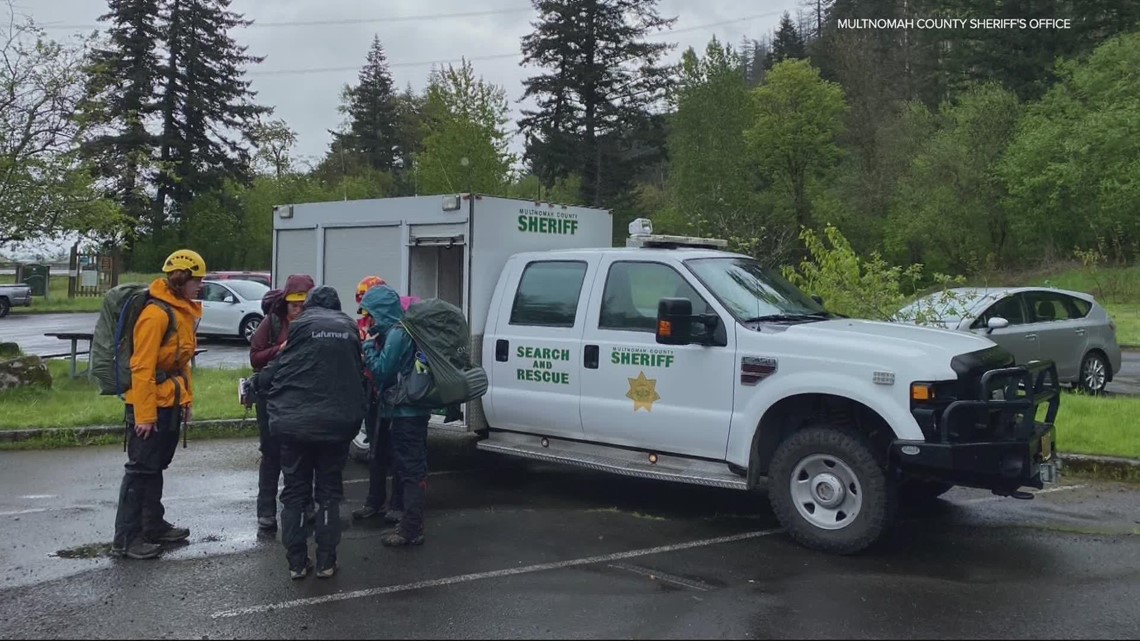 Search and rescue team looks for stranded hiker near Munra Point