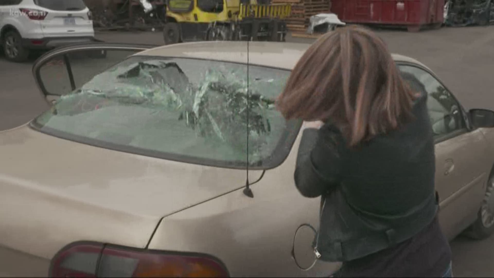 Watch Cassidy Quinn smash a car and recreate Carrie Underwood's 'Before He Cheats' music video

rosequarter.com

#TonighwithCassidy
