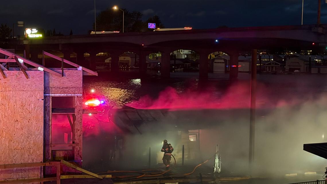 Multiple floating homes on fire on the Columbia River