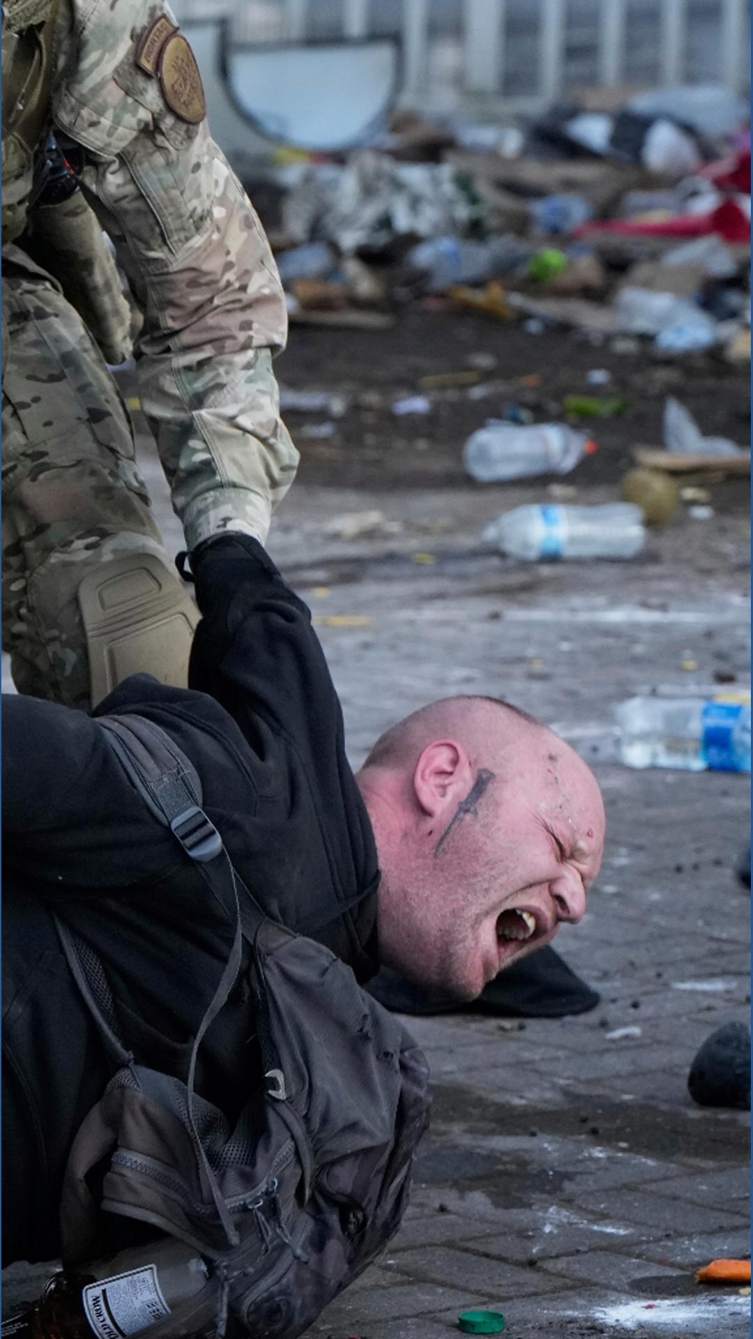 PHOTOS: Police declare riot outside Portland ICE facility | kgw.com