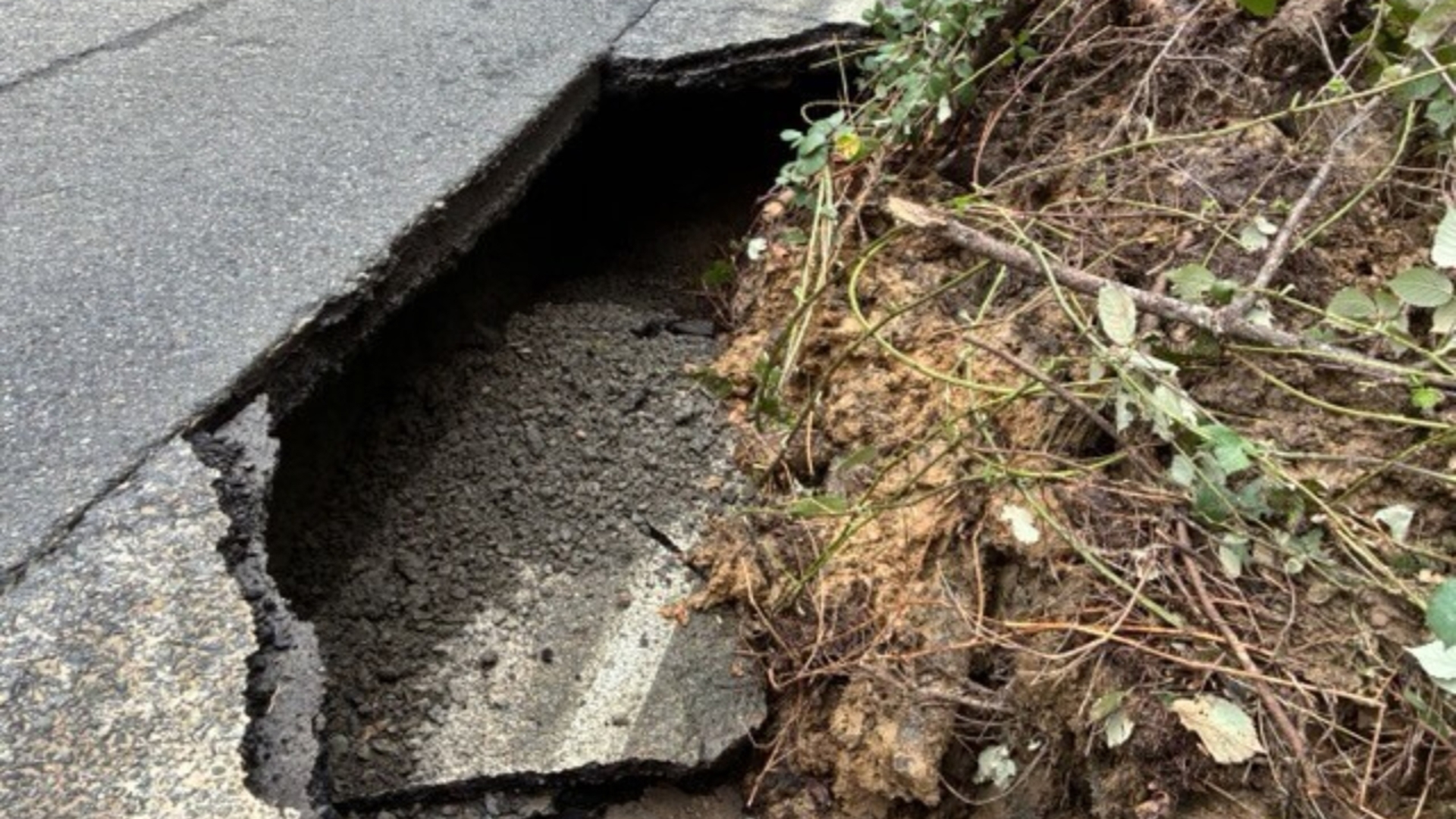 Sinkhole continues to expand on NW Cornell in Portland, will keep road ...