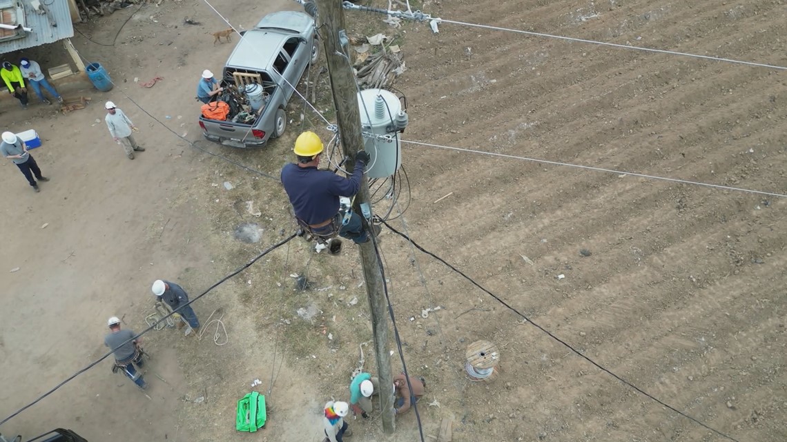 Un liniero de Oregón lleva electricidad a un remoto pueblo guatemalteco