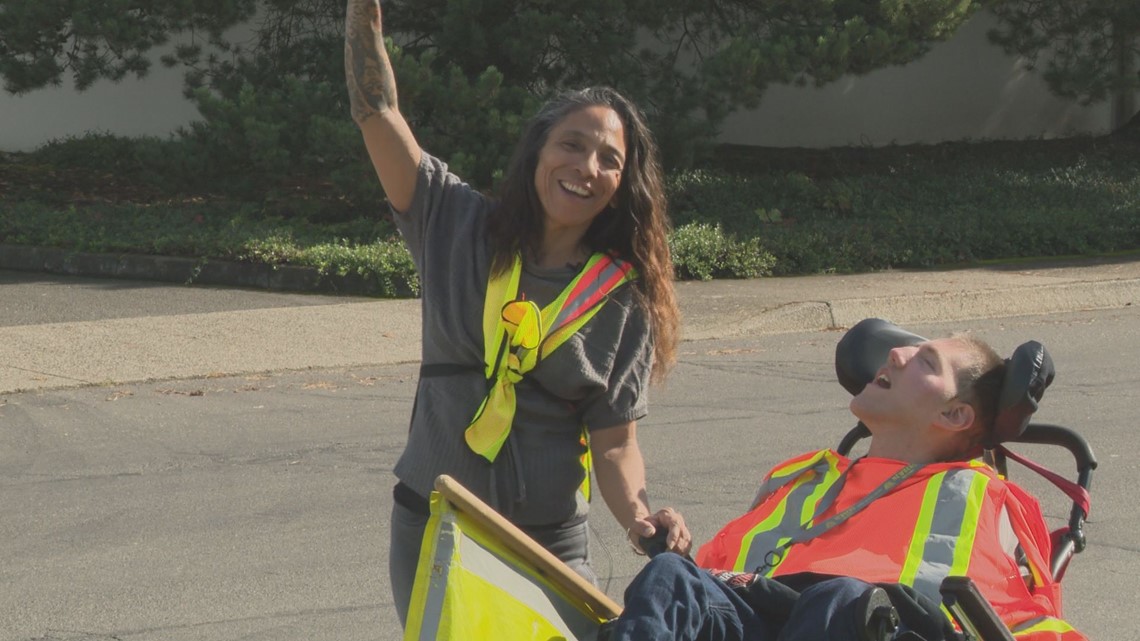 Newberg crossing guard with cerebral palsy brightens days - Vimarsana News