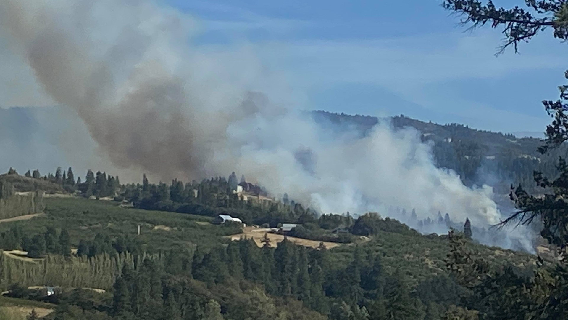 Wildfire spreads near Mosier in Oregon's Columbia River