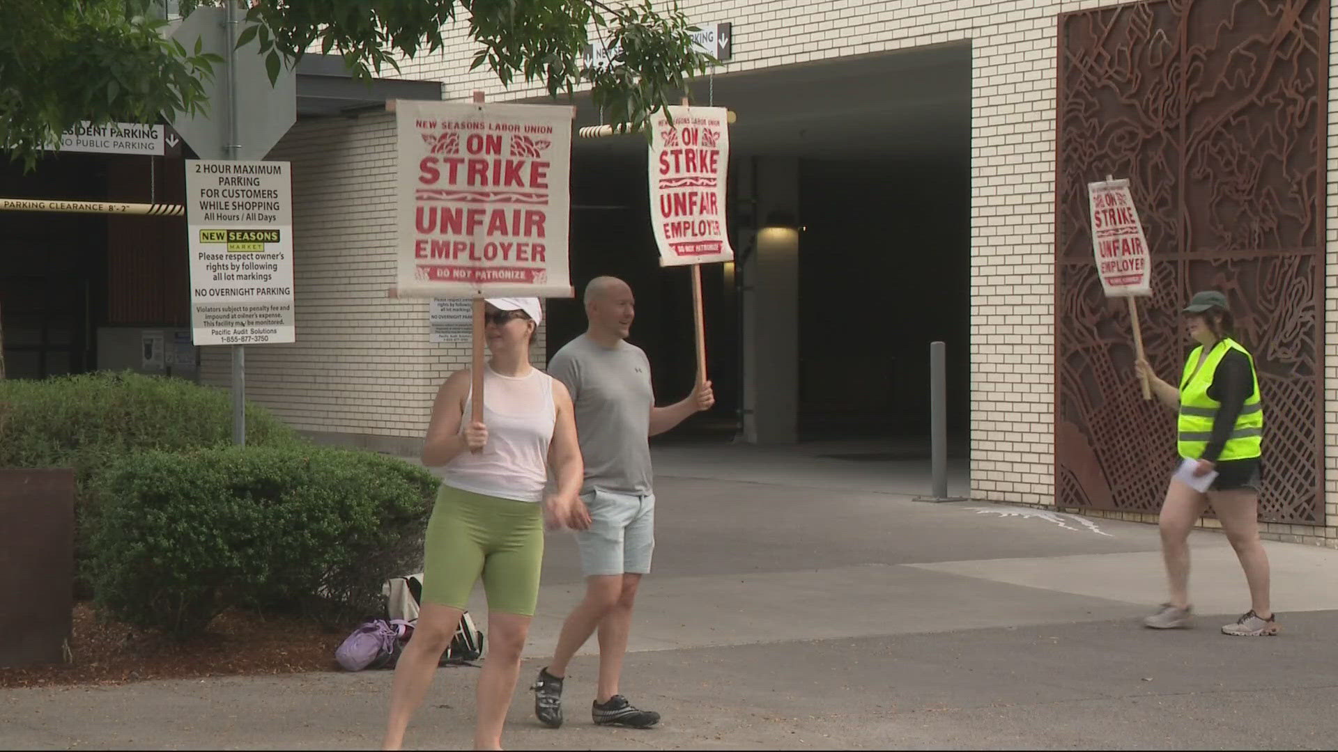 With people out shopping for their last-minute Thanksgiving items, unionized workers at 11 store locations are asking shoppers to boycott.