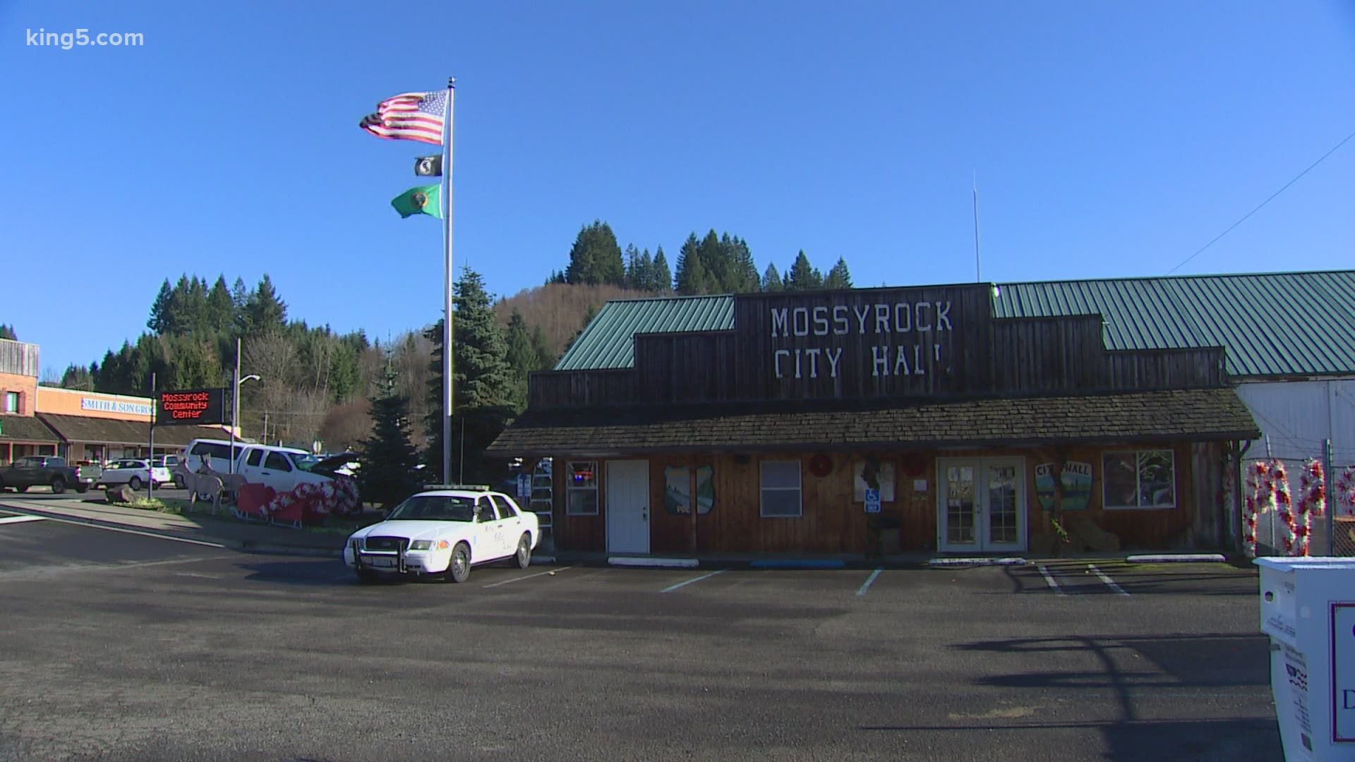 The small town of Mossyrock in Lewis County is expected a large crowd of supporters Saturday after its city council voted to ignore the governor's restrictions.