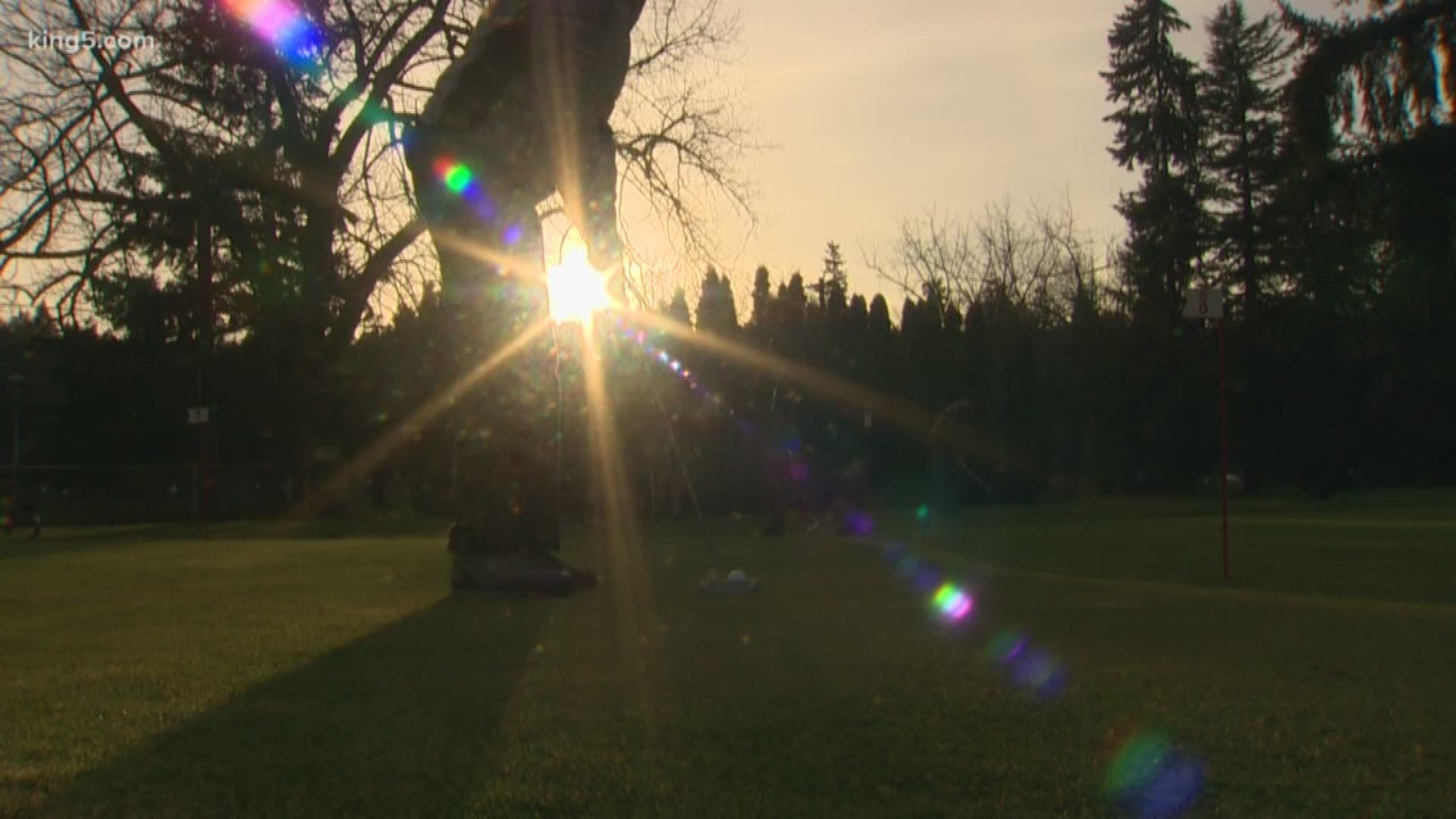 A University of Washington professor lists 5 reasons to keep Daylight Saving Time all year. KING 5's Amy Moreno reports.