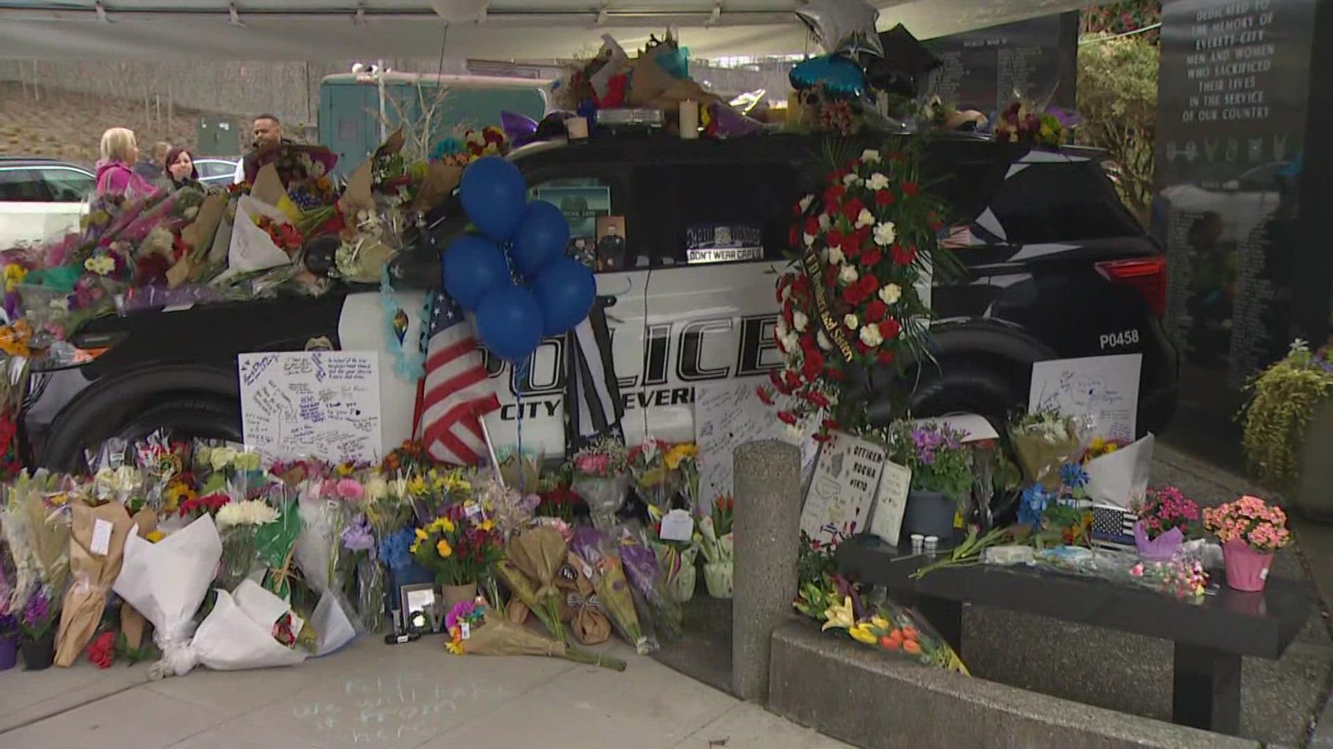 Everett community pays respect to officer killed in line of duty Friday ...