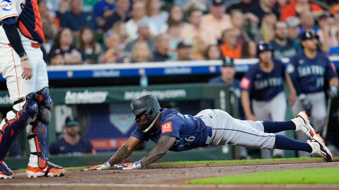 Astros Win 2-1 Over Mariners on Early Seattle Errors