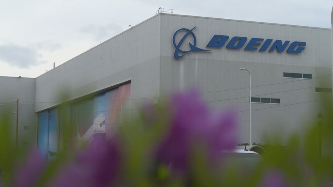 Boeing threatens to lock out over pay dispute with firefighters | kgw.com