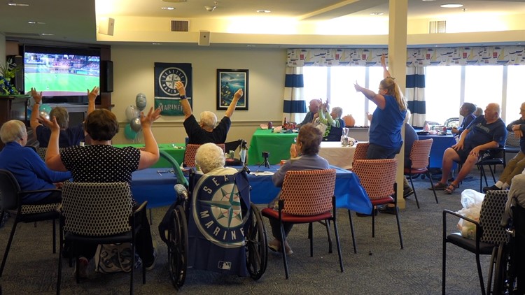 Lifelong Mariners fans with ties to the program hold watch party at their retirement home