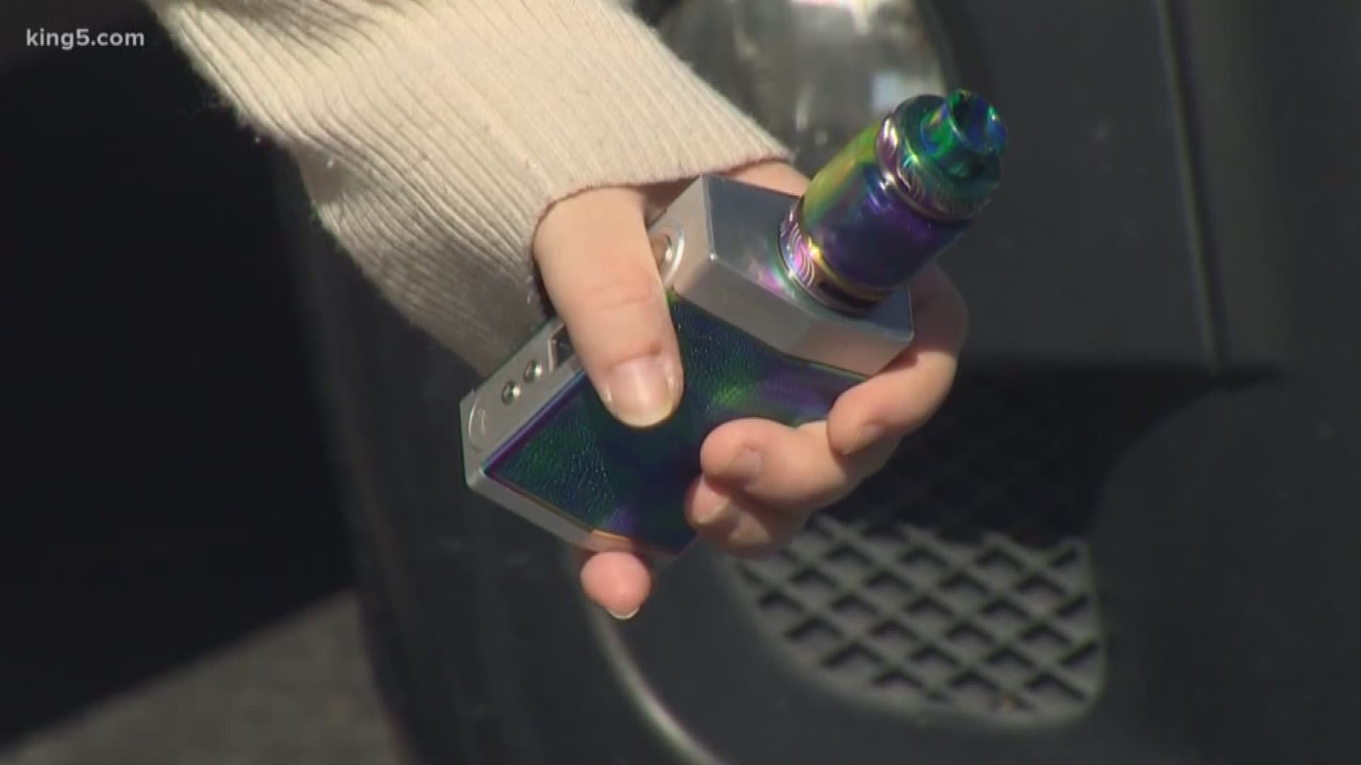 The Washington State Board of Health approved an emergency ban on the sale of flavored vaping products to begin on October 10. KING 5's Drew Mikkelsen reports.