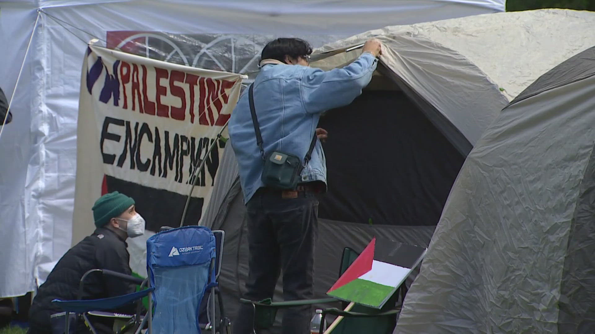 The students are calling on the university to cut ties with Israel.